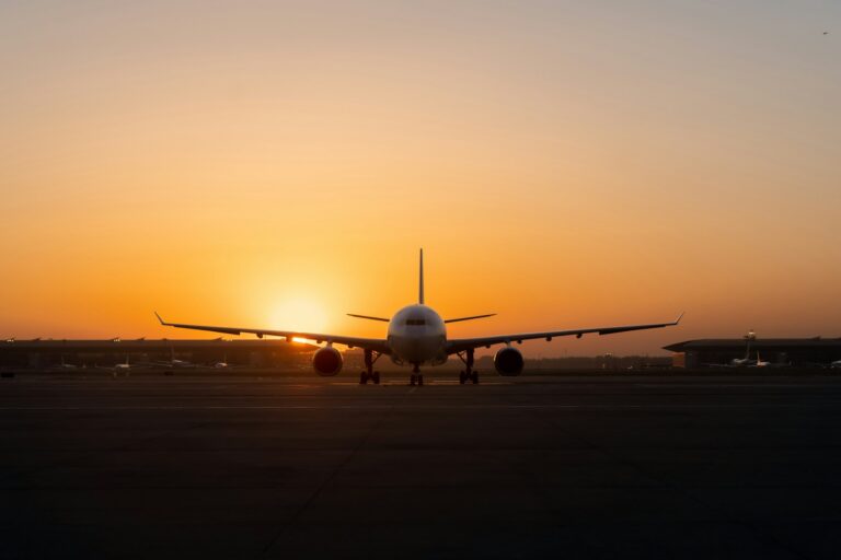طائرة ركاب في مطار الغردقة وقت الغروب الذهبي